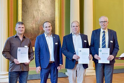 Prorektor Pabo Pirnay-Dummer (zweiter v.l.) bergibt die Lehrpreise an: 
Steffen Schiele - @ward 2023 in der Kategorie "Projekte in der Konzeptionsphase"
Kai Lorenz (Profillinienlehrpreis)
und Thomas Thurn-Albrecht - @ward 2023 in der Kategorie „multimedial gesttzte Lehrveranstaltung“
(von links) (Foto: Markus Scholz)